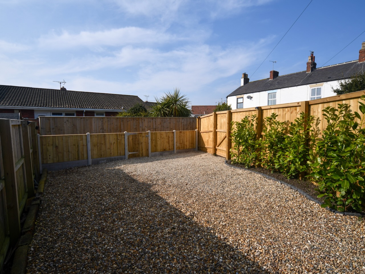 The large driveway allows for pleny of parking